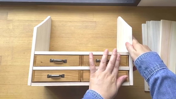 100均の材料だけで作ったとは思えない！ “アンティーク風の収納棚”DIY