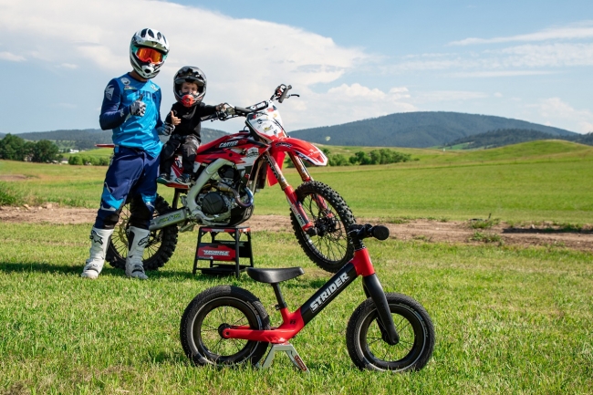 前代未聞！幼児向けランニングバイク「ストライダー」にカーボン製ST-R