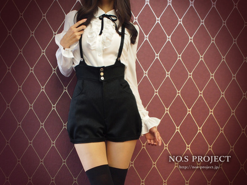 猫のようにスタイル良くみえる、大人のためのショートパンツ＆猫耳