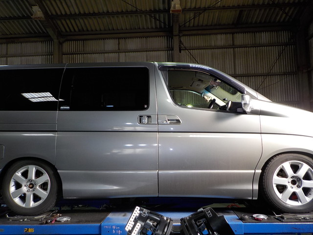 E51 エルグランド ブリッツ車高調の車高調整 四輪アライメント調整