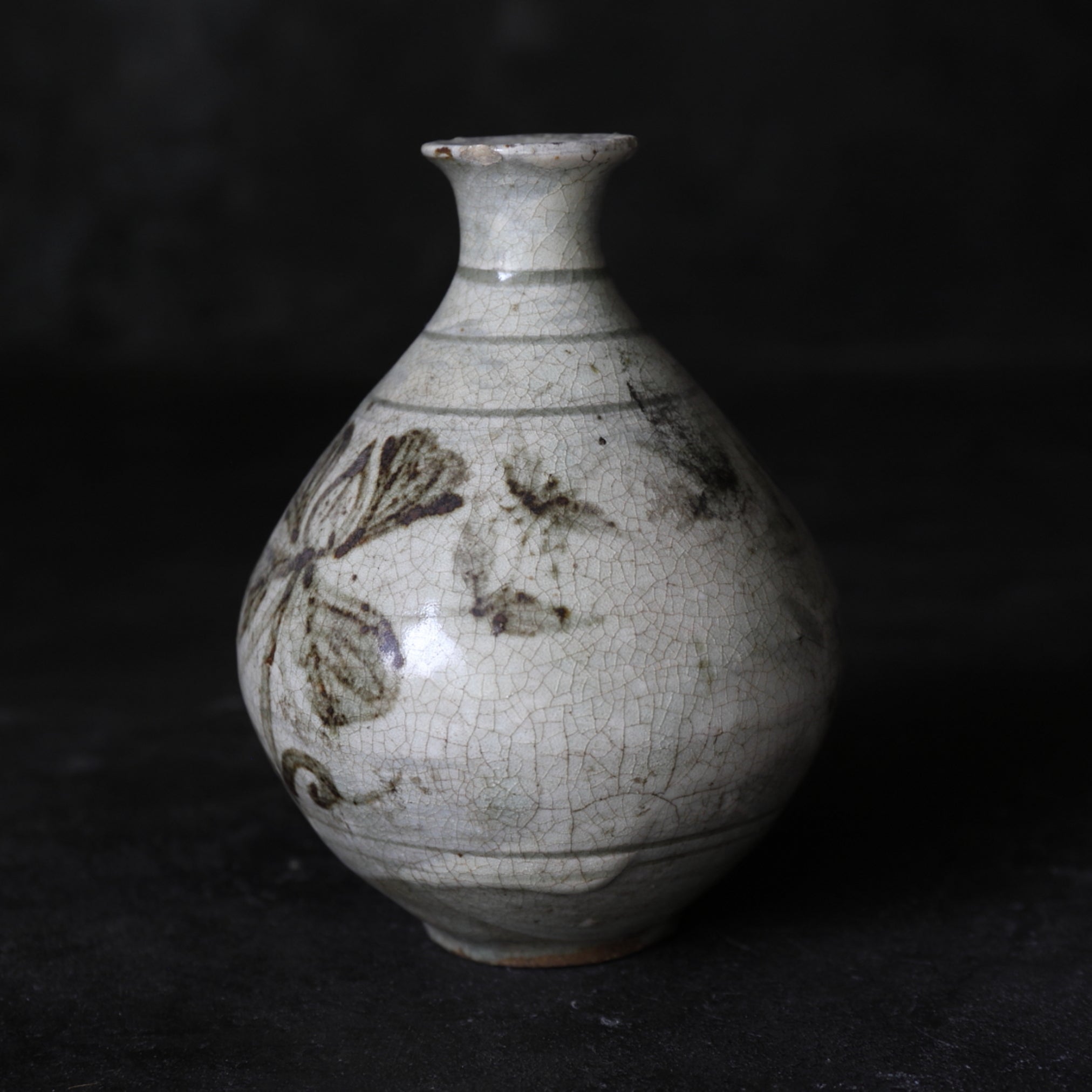 李朝 粉青沙器 鉄絵 草花文瓶（1392–1897 CE） | 入蘆花（ロカニイル）