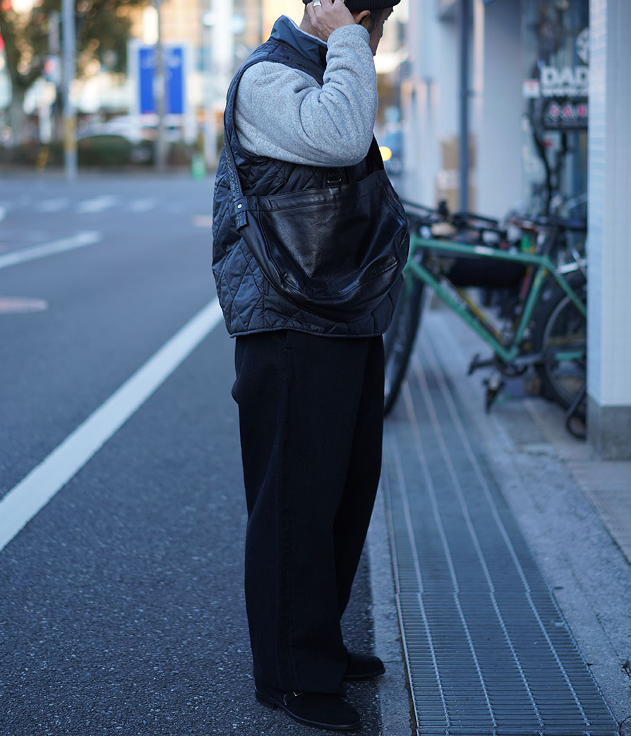 CCU NEWS PAPER BAG M [COW SKIN / BLACK] - Fresh Service NECESSARY