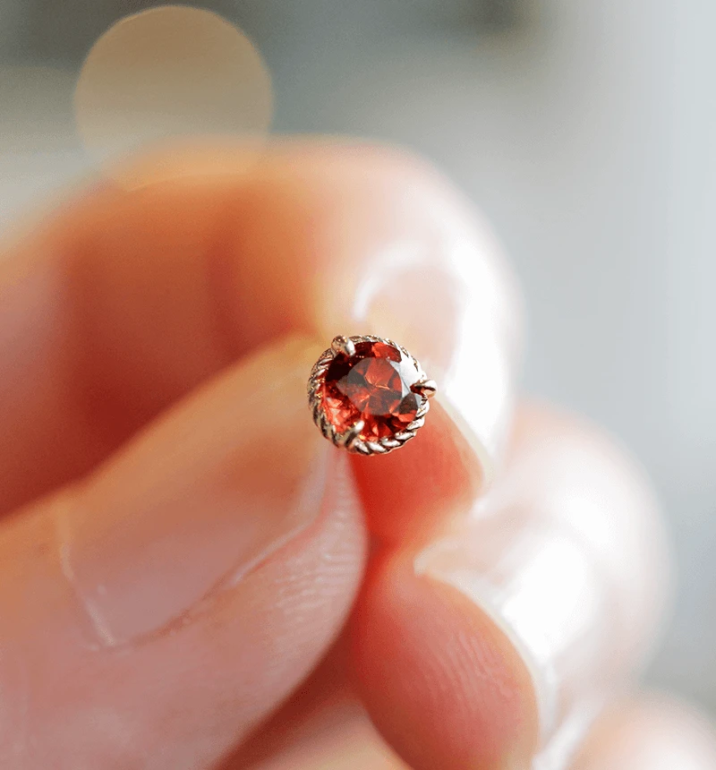 K18 ガーネットのポストピアス ~Ello Fiol~ 1月誕生石 ジュエリー