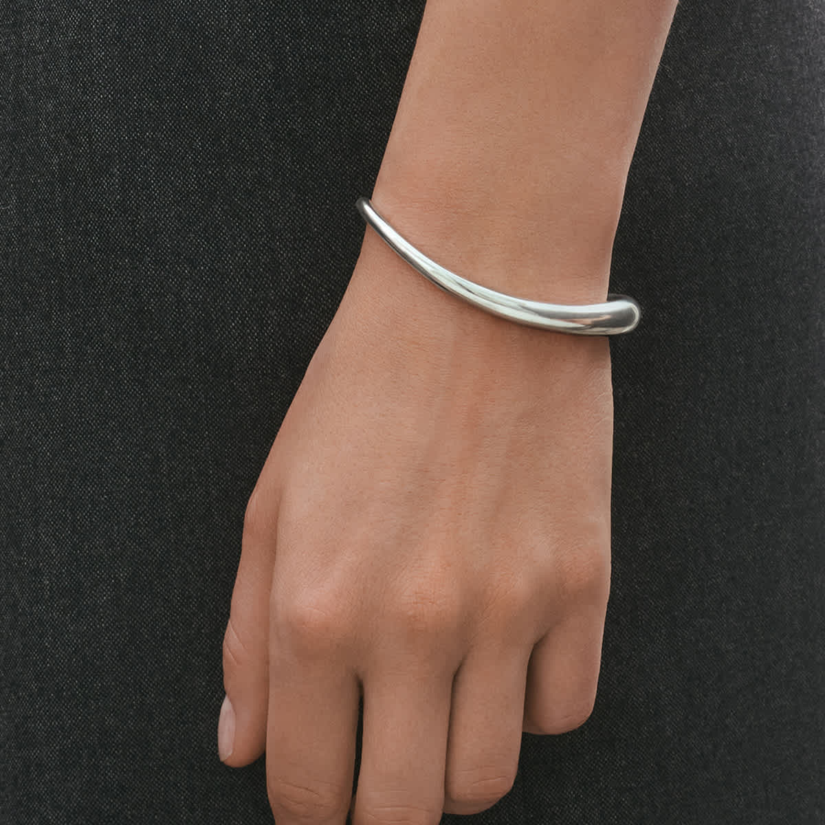 シルバーのシンプルなデザインから、ゴールドにダイヤモンドが散りばめ