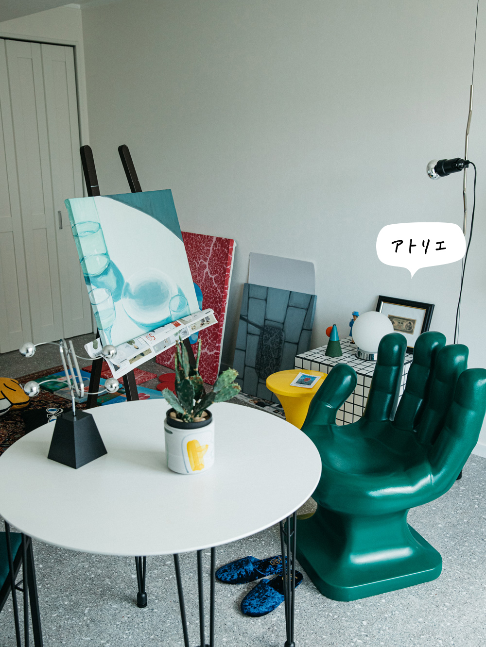 ミッドセンチュリーの名作家具と 現代アートに囲まれた部屋。 | 家