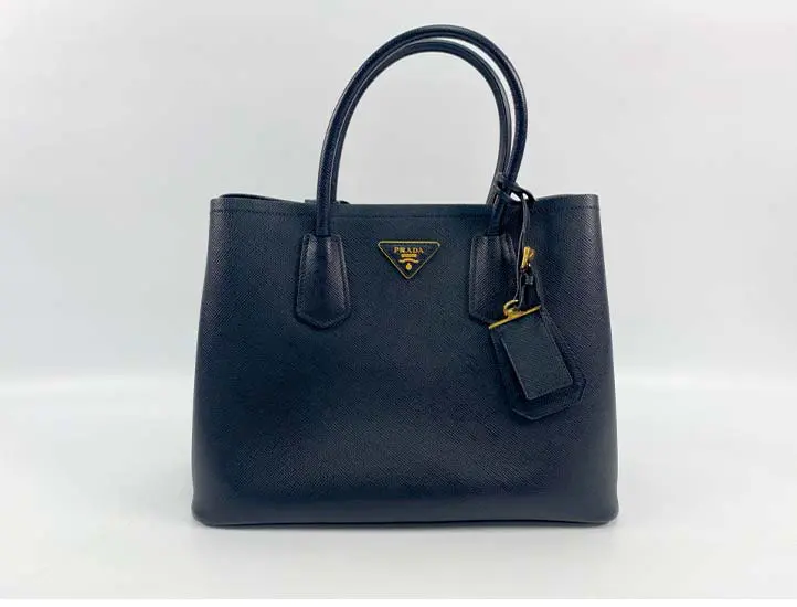 プラダの偽物見分け方6選！ロゴプレートや白タグ、ファスナーに注目