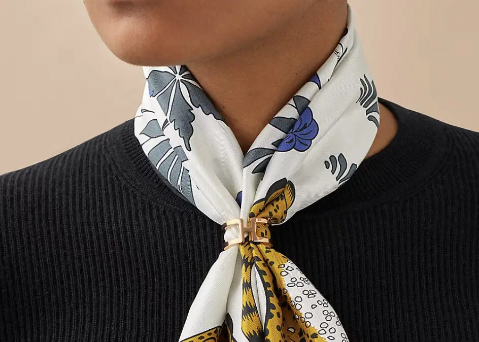 エルメス スカーフリングの使い方を紹介！落ちない付け方も解説