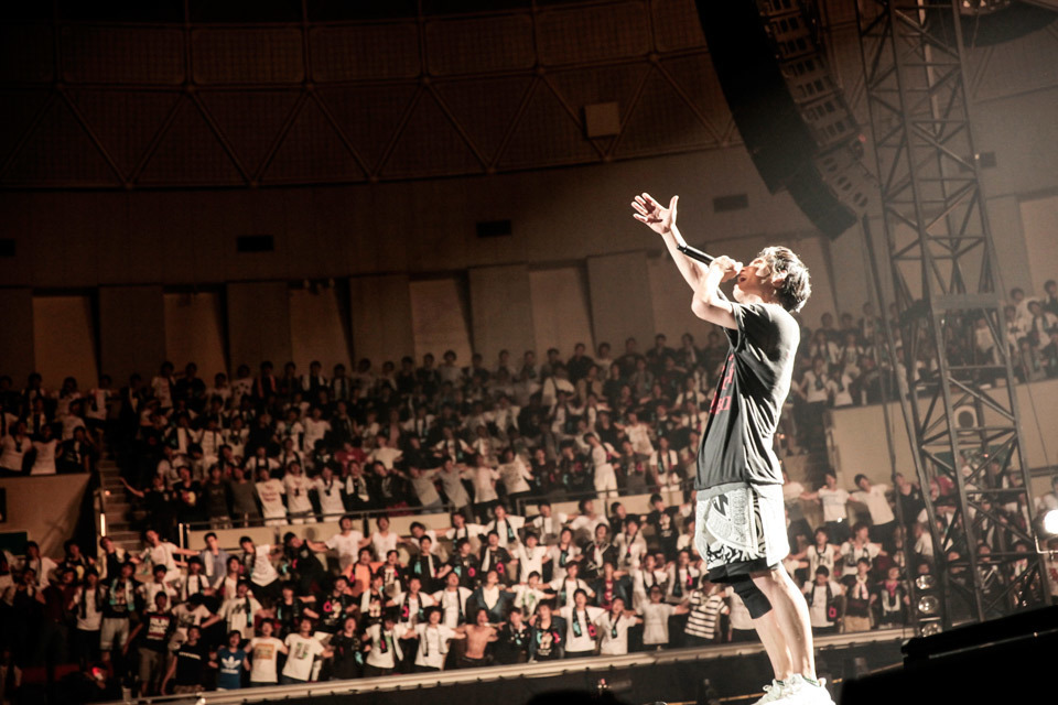 男涙を堪えたTAKUYA∞、8000人の同志と肩を組み大絶唱！ UVERworld