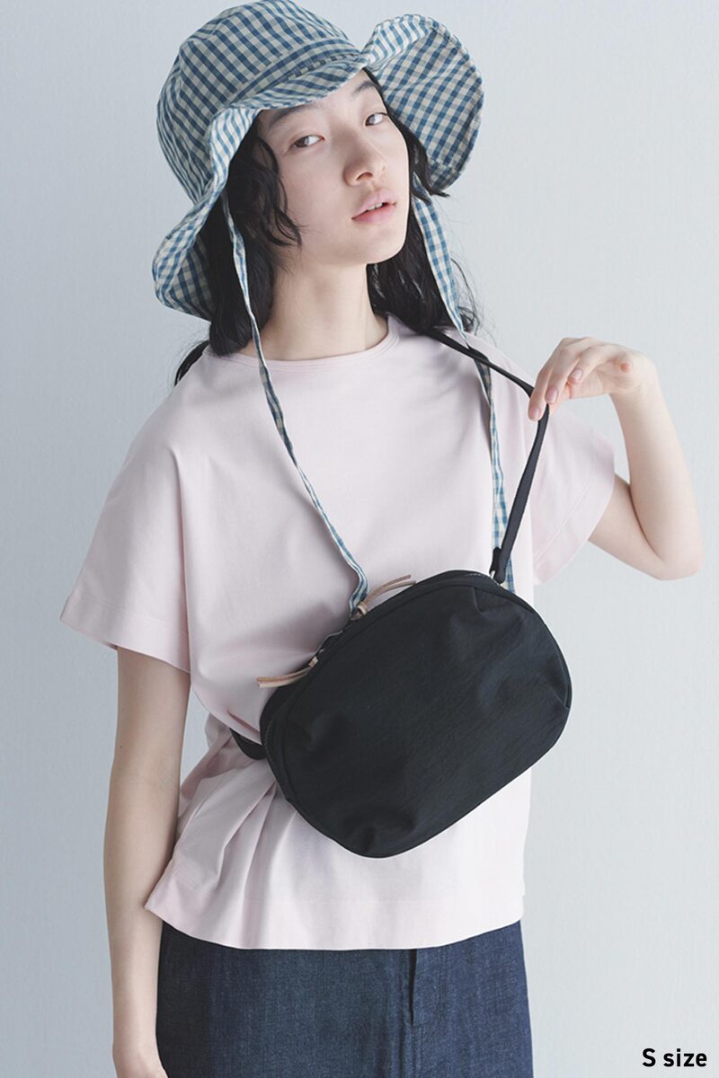 NIZYU KANO FUKUI SIWAナイロンボディバッグ - 〈O2〉BETTER THAN ONE