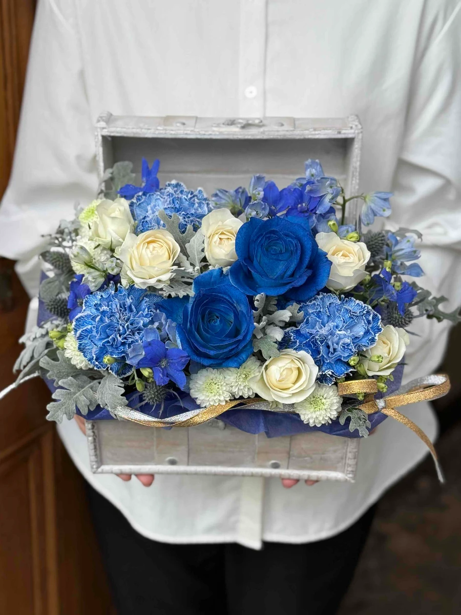 生花のトレジャーボックスアレンジ ブルーホワイト M｜フラスタ・楽屋
