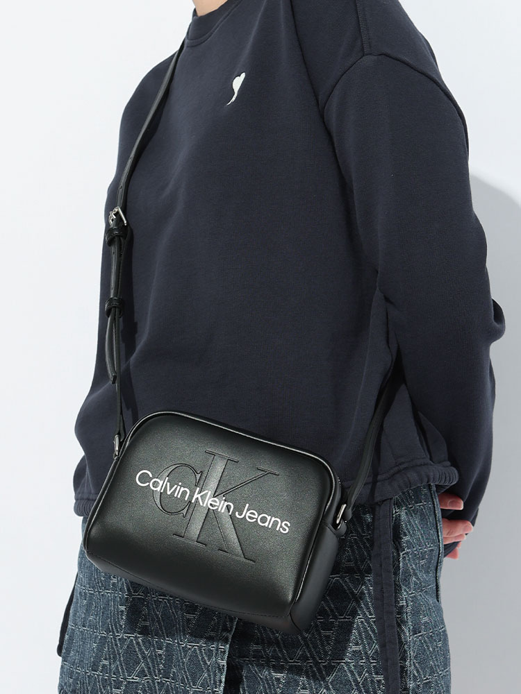 Calvin Klein (カルバンクライン) ロゴ型押しカメラバッグ ショルダー
