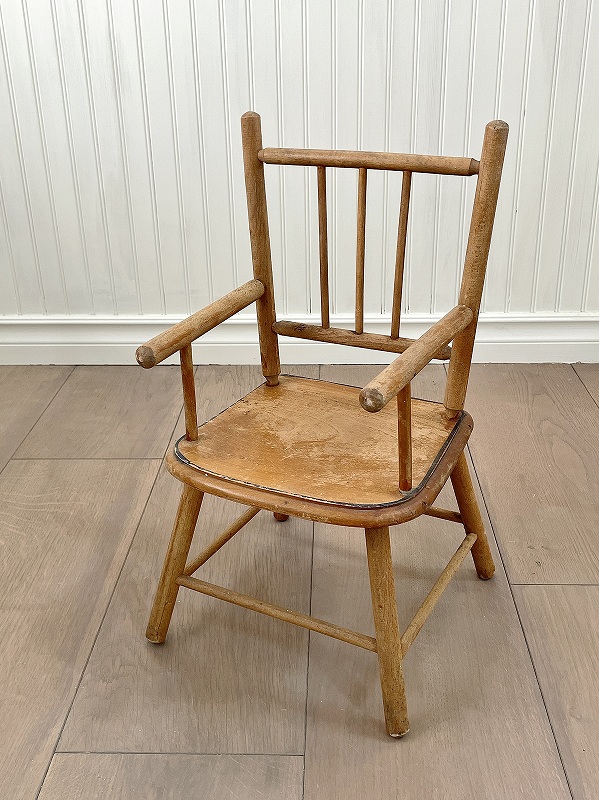 素朴でかわいいドールチェアはかわいいアンティークネットショップ