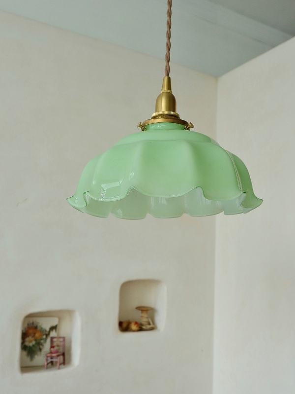 フランス淡い色とフォルムがかわいいミルクガラスランプシェードは