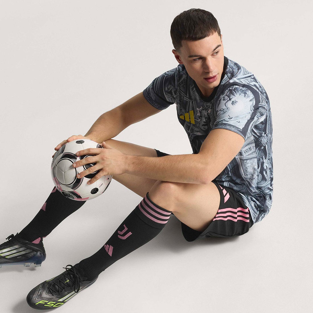 adidas ユベントス 25/26 プレマッチ ジャージー(ブラック) QY728