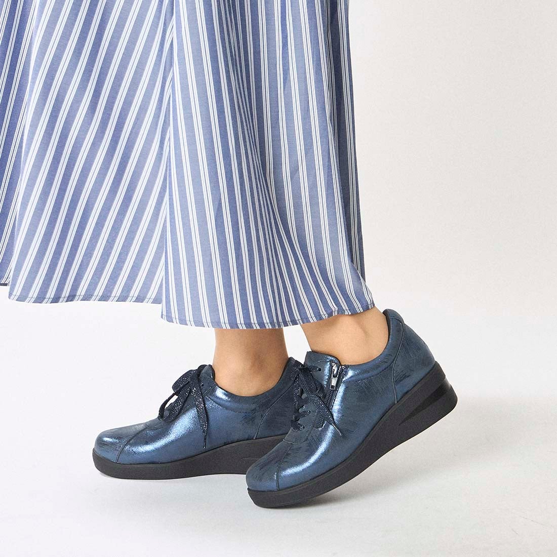 アトリエ Atelier 【3E】ファスナー付きヒールアップスニーカー