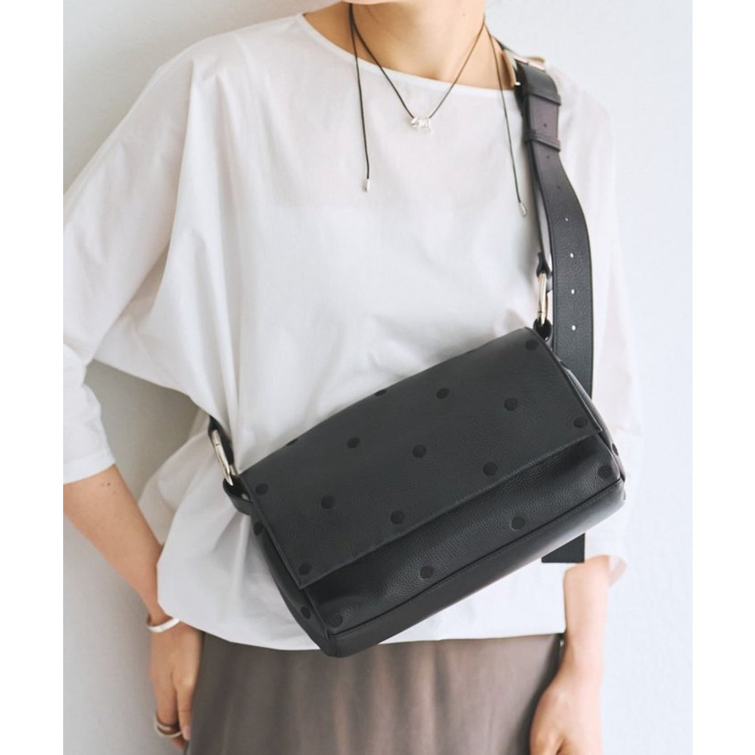 ビアズリー BEARDSLEY ドットボディバッグ （black） - ファッション