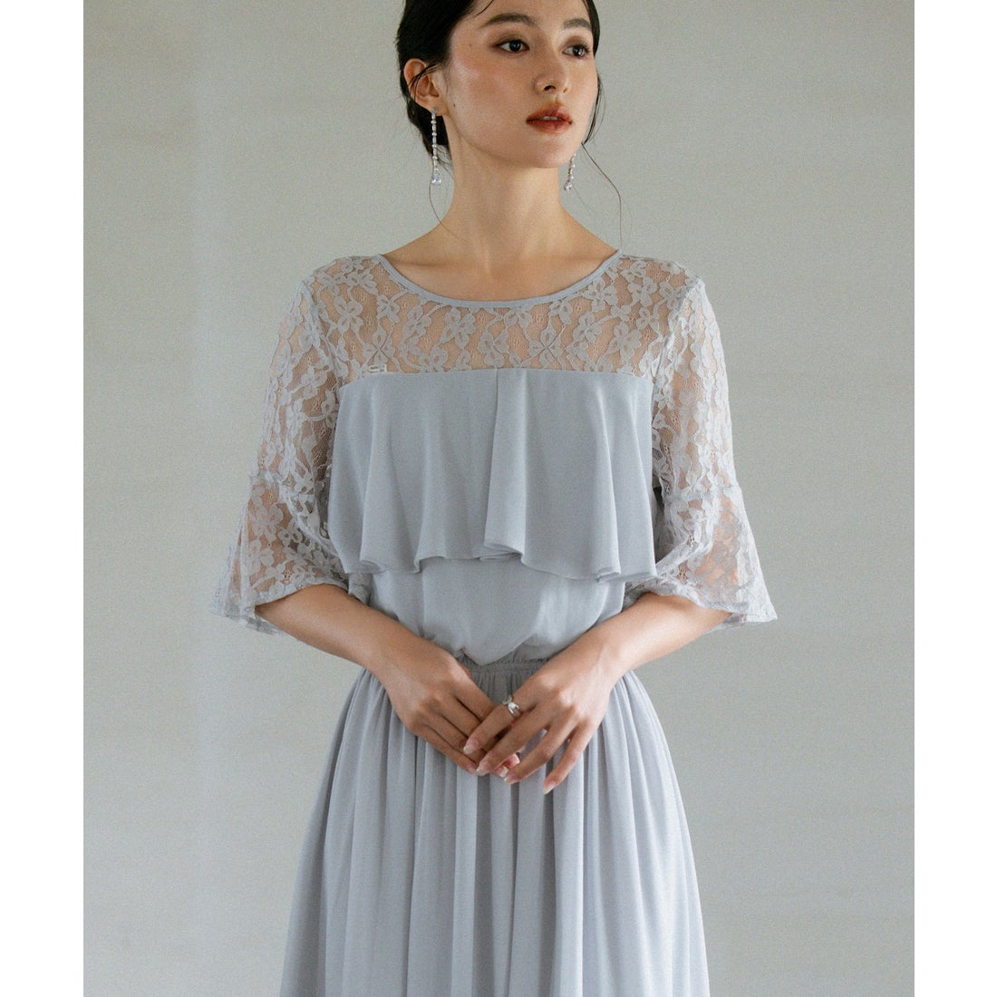 ドレスプラス DRESS+ 胸元フリルのレースドレス・結婚式ワンピース