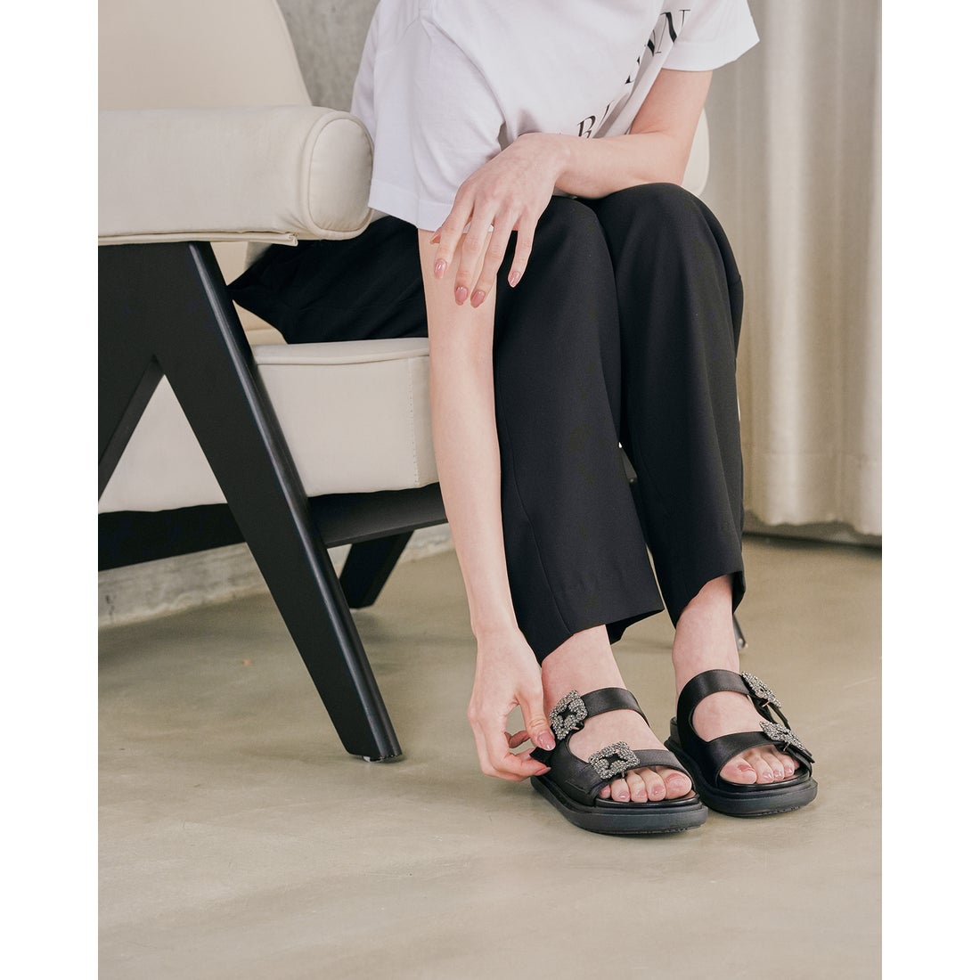 フラット ダブルベルトサンダル （ブラック サテン） -Emma Francis