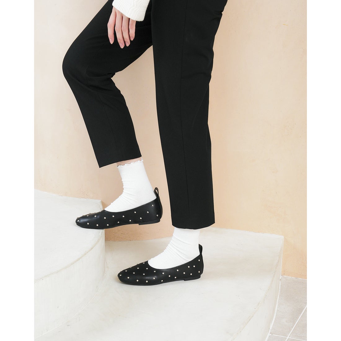 フラット スタッズパンプス （ブラック スムース） -Emma Francis