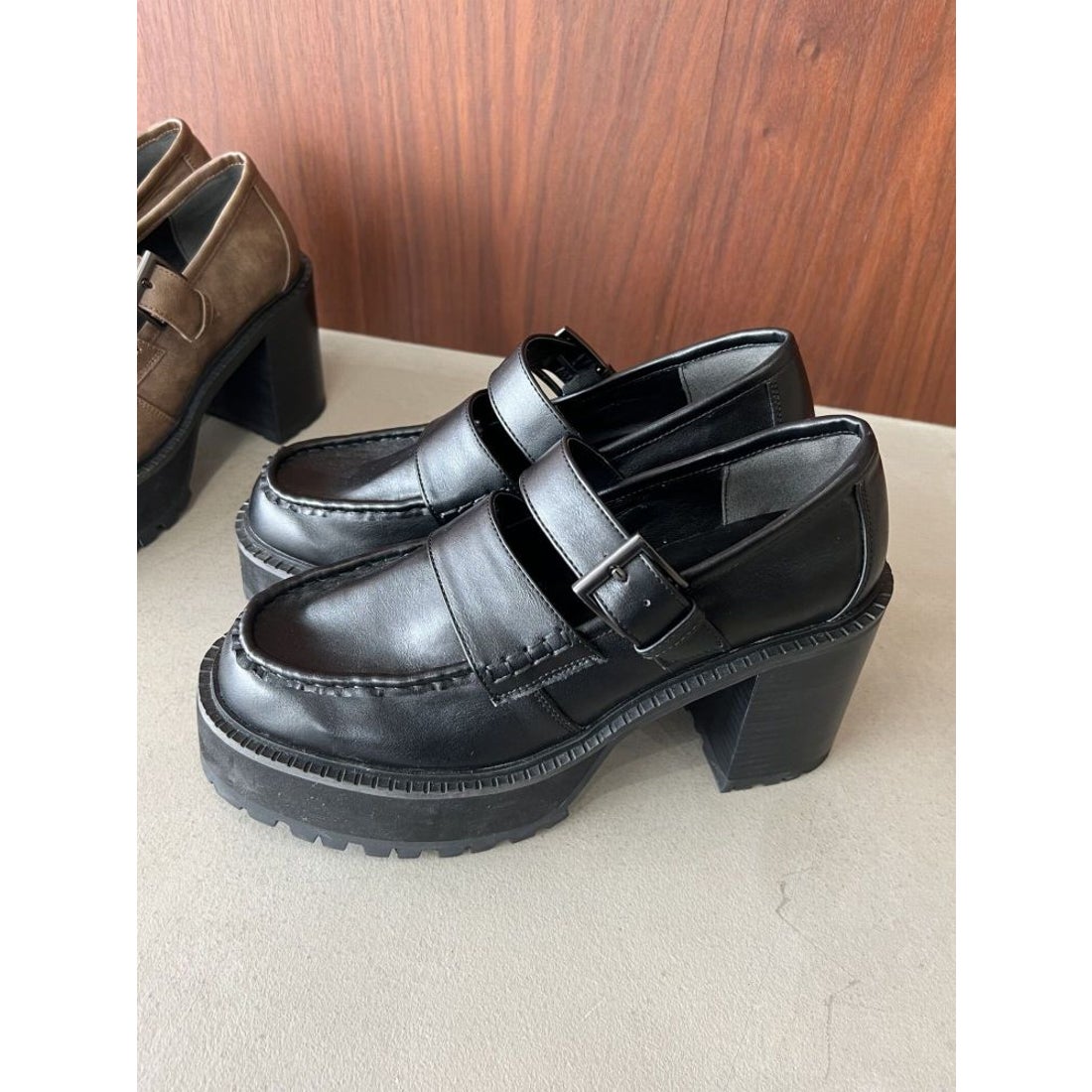 エモダ EMODA ベルトプラットフォームローファー （ブラック） -靴