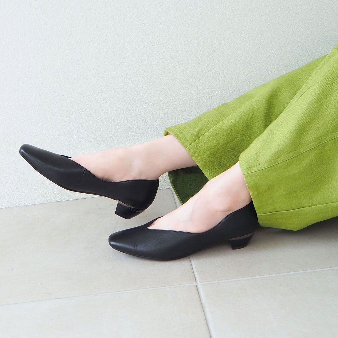 本革Vカットスクエアトゥパンプス （ブラック） -エンチャンテッド