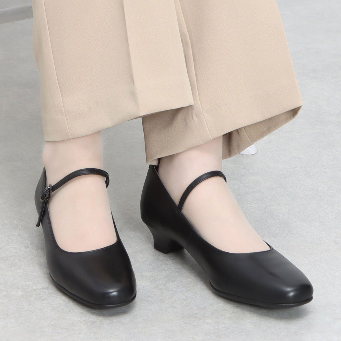 イング ing ストラップ付ブラックプレーンパンプス （ブラック） -靴