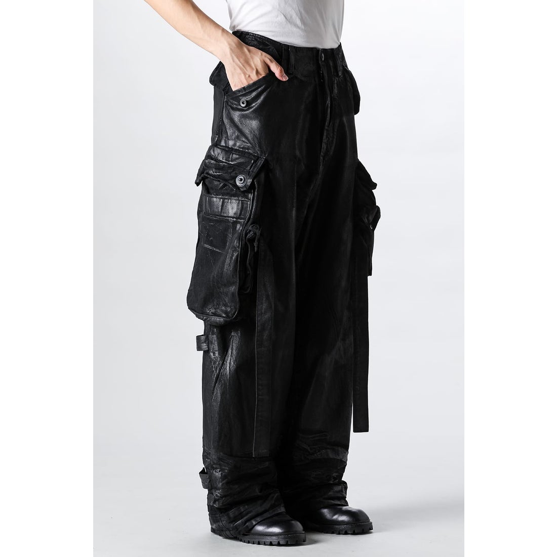 ユリウス JULIUS 12oz Coated Denim Wide Gasmask Cargo Pants（BLACK