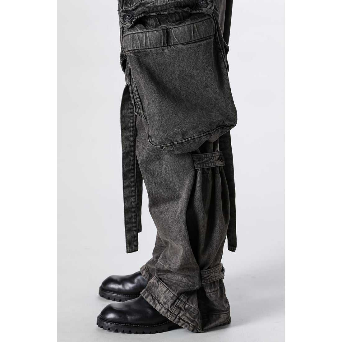 ユリウス JULIUS 12oz Denim Wide Gasmask Cargo Pants（CHARCOAL