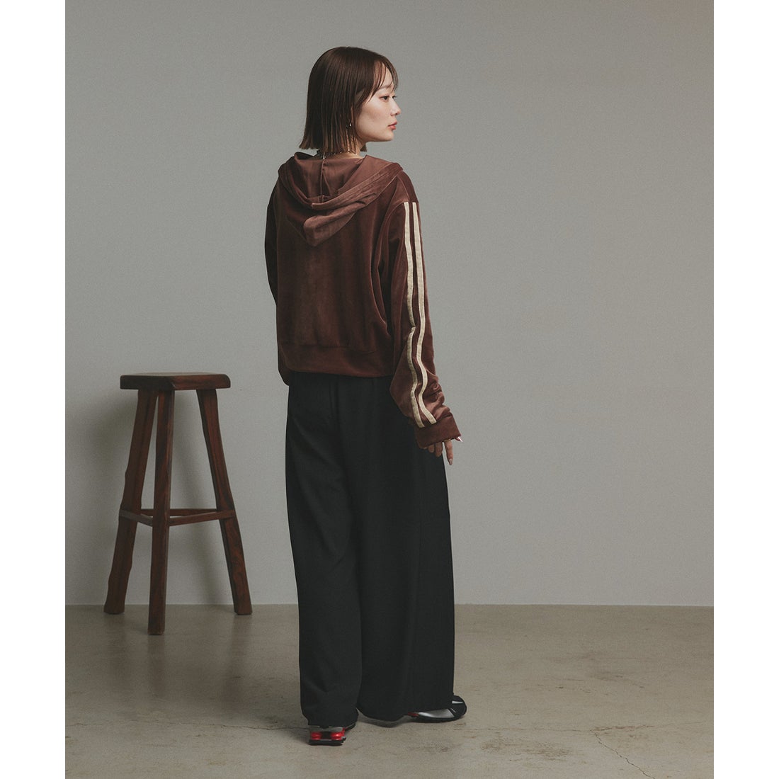 アドティエ ad thieサイドラインジップベロアパーカー （ブラウン