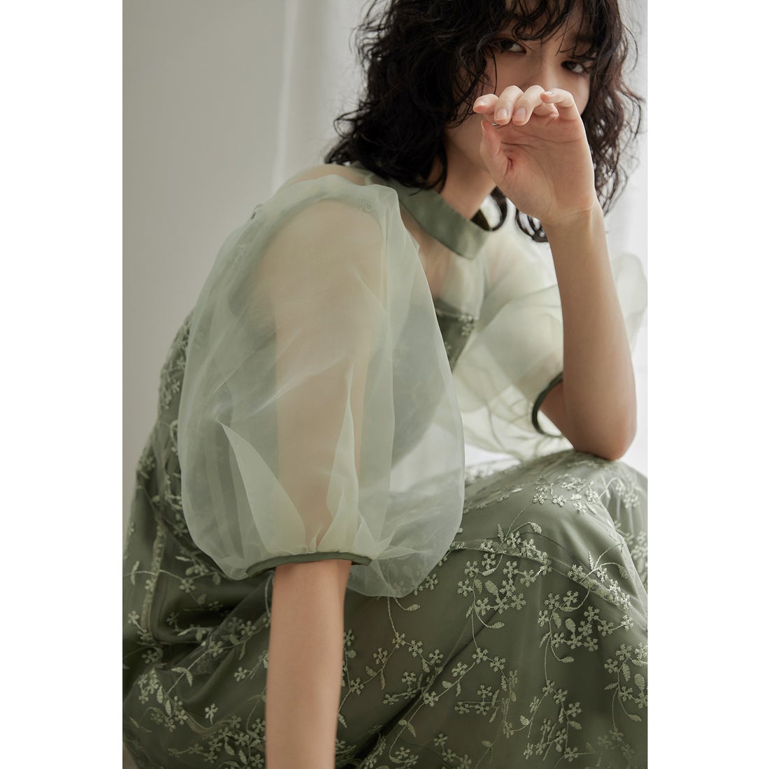 ニアナ niana 【低身長用サイズあり】オーガンジーパフスリーブ刺繍