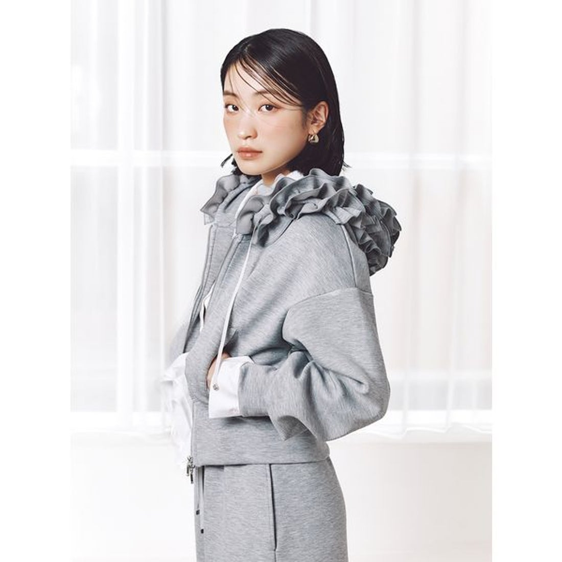 スナイデル SNIDEL フリルショートジップパーカー （GRY