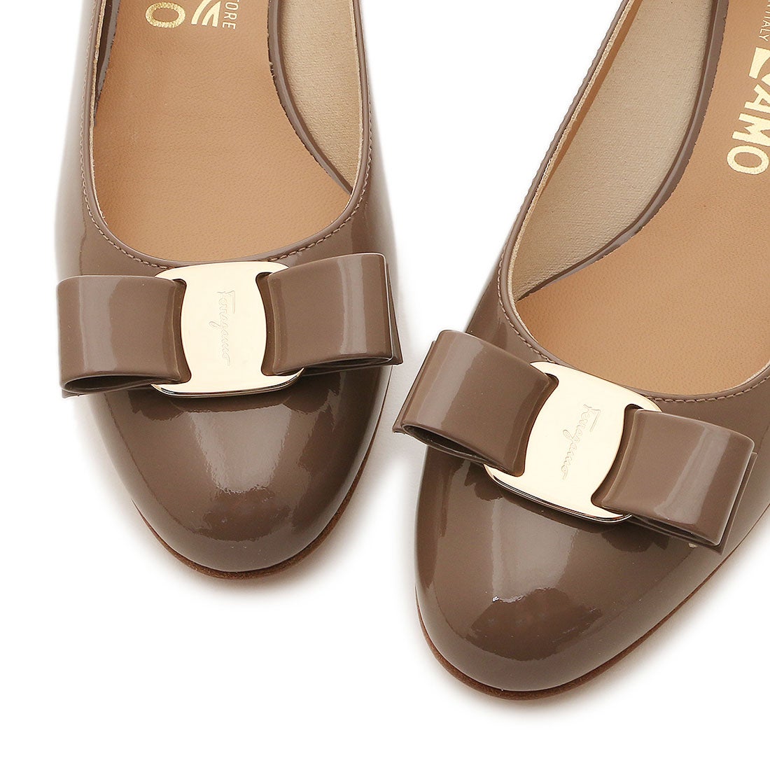 サルバトーレフェラガモ Salvatore Ferragamo パンプス ヴァラ
