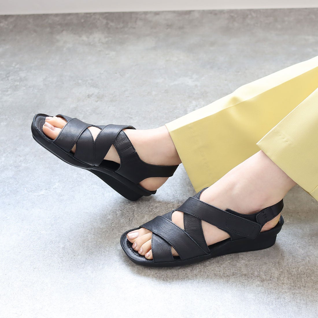 SAYA サヤ Saya クロスベルトサンダル （グレージュ） -【公式】ラボ