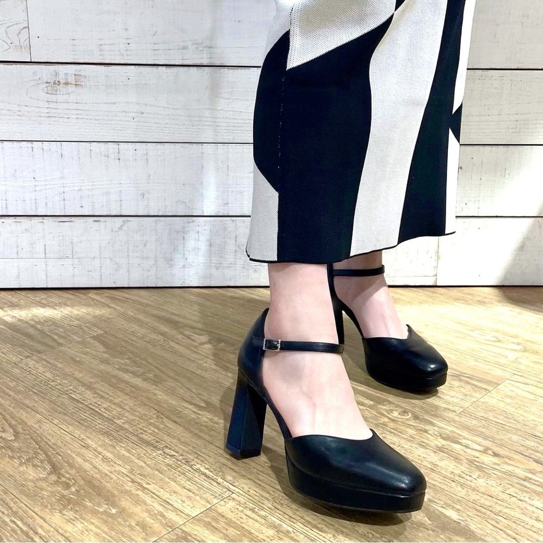 アールアンドイー R&E 【25SS新作】スクエアトゥチャンキーヒール