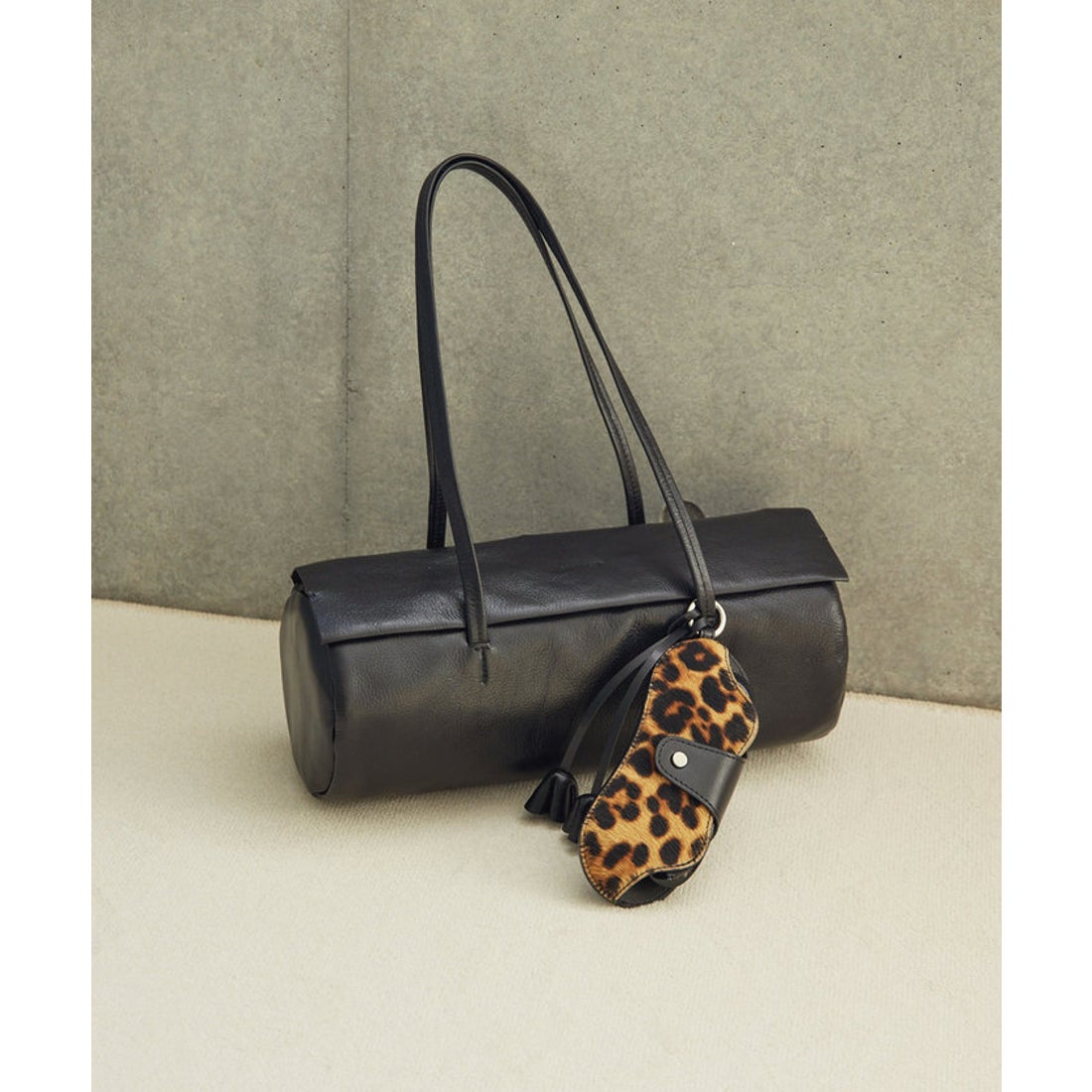 ウィムガゼット Whim Gazette 【Hoaw.】横長シリンダーバッグ （black