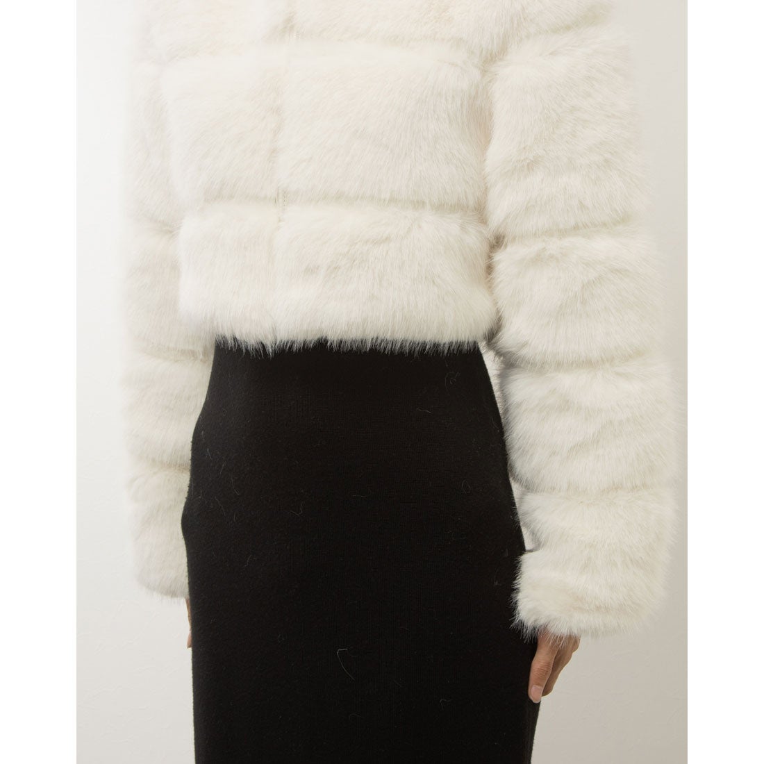 ベスジョーヤ VESGIOIA フェイクファージャケット （ホワイト