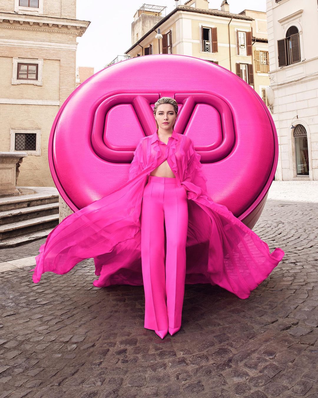 Valentino presents the GO-CUSHION Pink PP & Nero edition starring