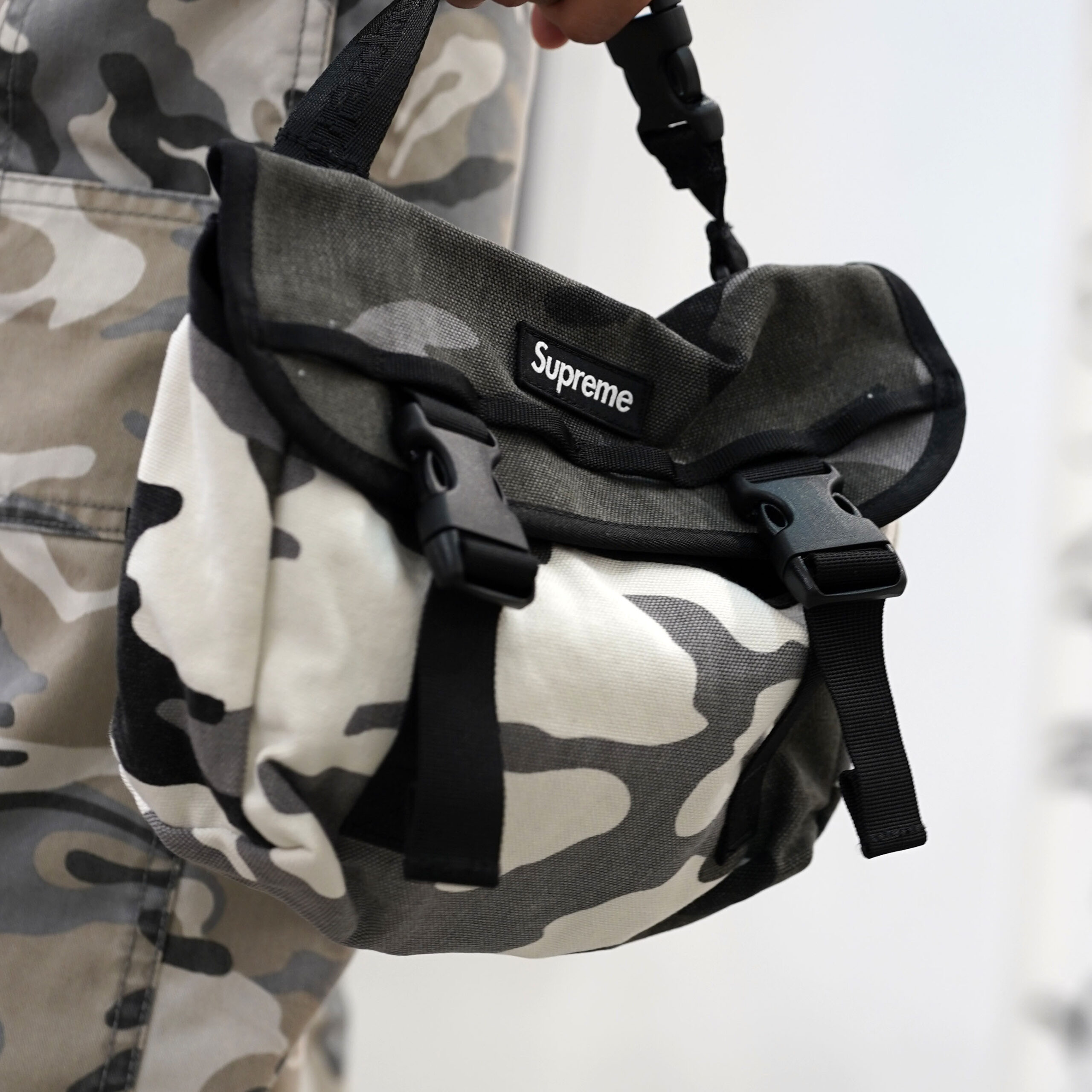 Supreme Mini Messenger Bag Snow Camo SS25 | Senikersku