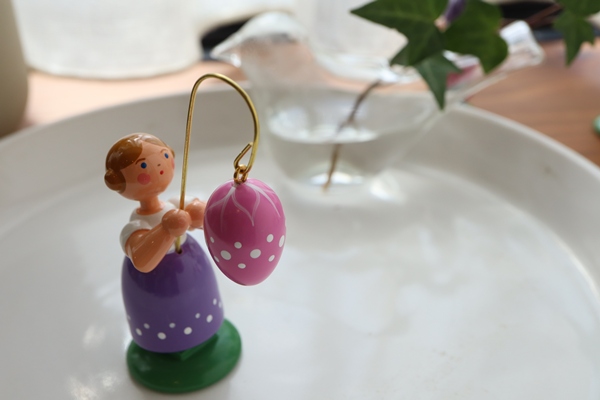 タマゴを持つ少女 紫 – ドイツ・ザイフェンの木のおもちゃ seiffen