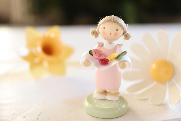 女の子と春のお花 – ドイツ・ザイフェンの木のおもちゃ seiffen