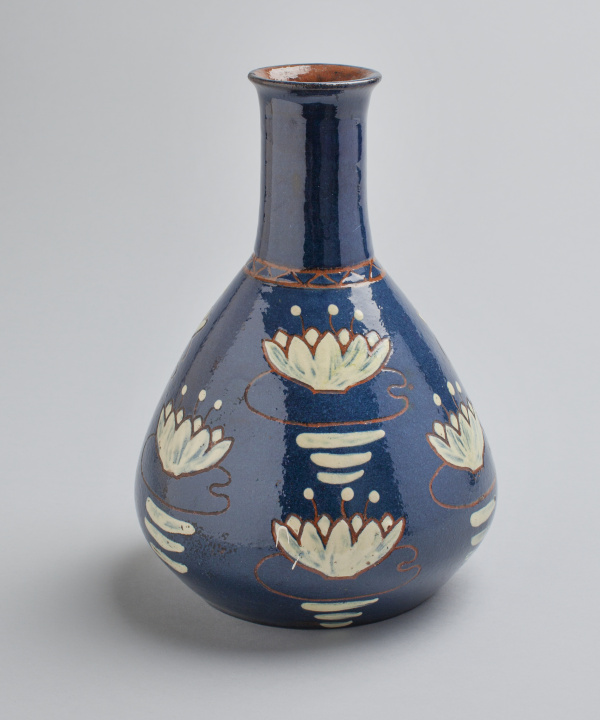 フィンランド陶芸』展で、北国の詩情を感じる知られざる陶器を目撃せよ