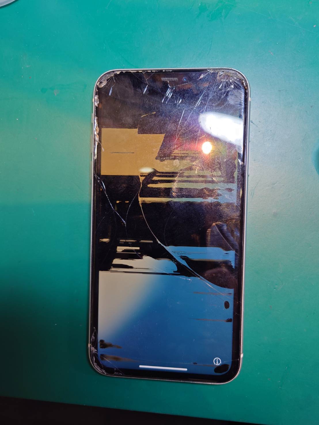 落として画面表示がほとんど無い…iPhone 11 画面交換を行いました