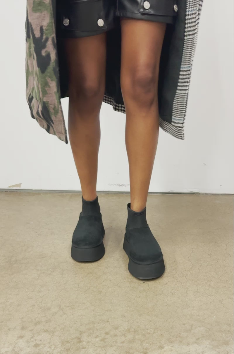 UGG CLASSIC MINI DIPPER IN BLACK – AKIRA