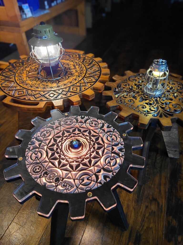 美しい彫刻がされた「GGCrew」テーブルをご紹介！ | Orange