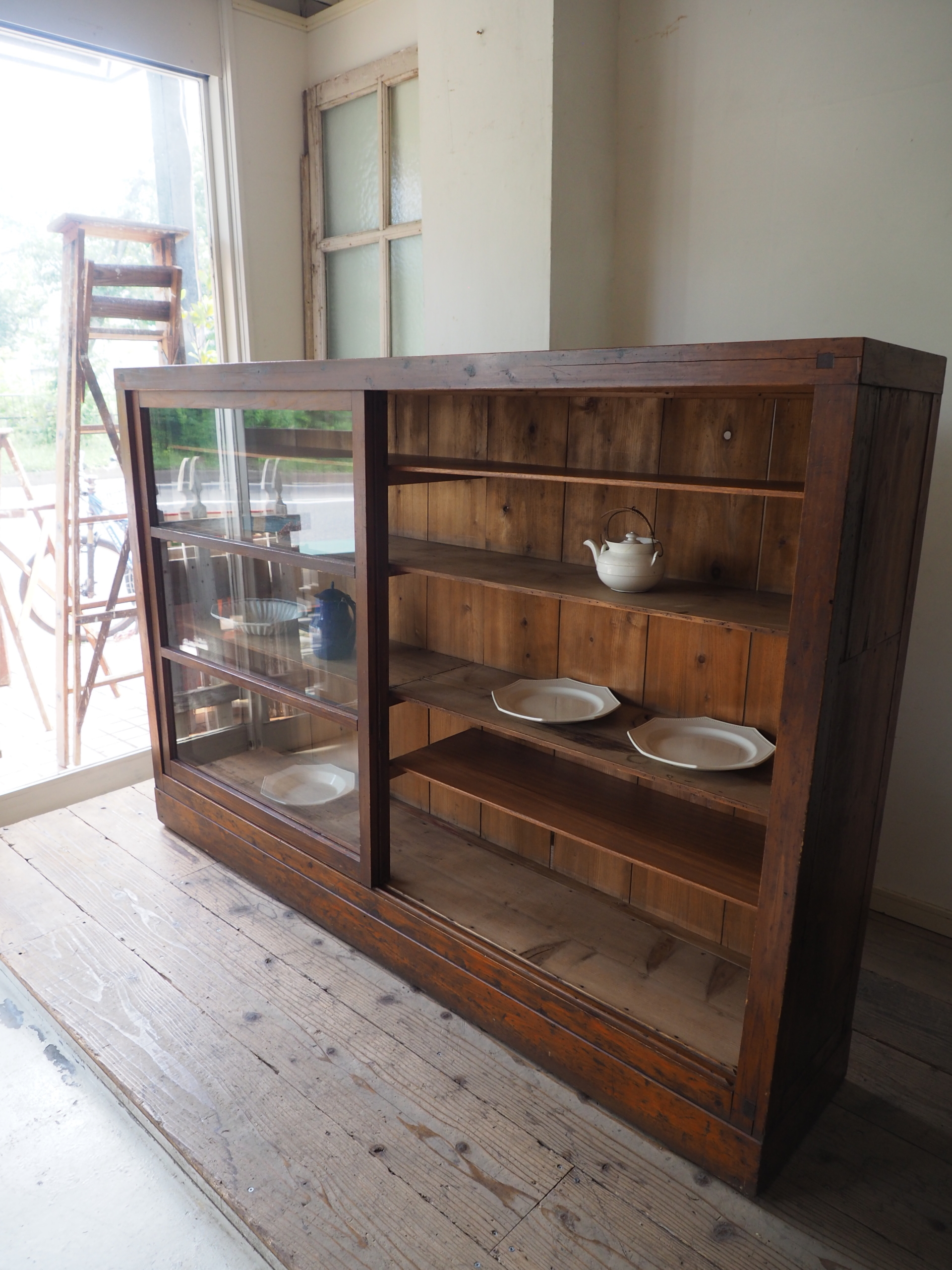 ガラス引き戸棚 横長 大型 日本 水屋箪笥 | antiques-educo online shop