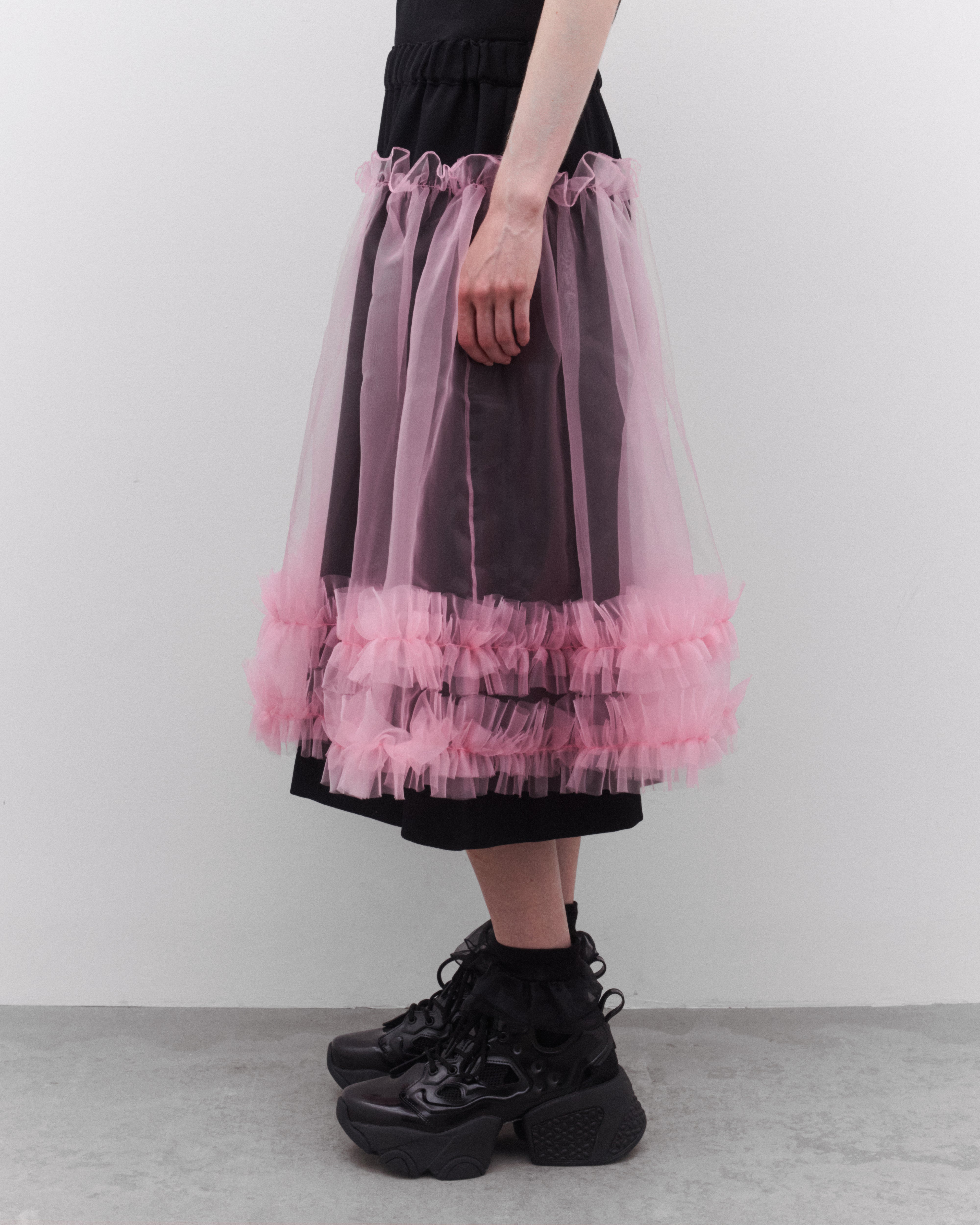 Noir Kei Ninomiya: Women's Tulle Overlay Skirt (Black/Pink) | DSML
