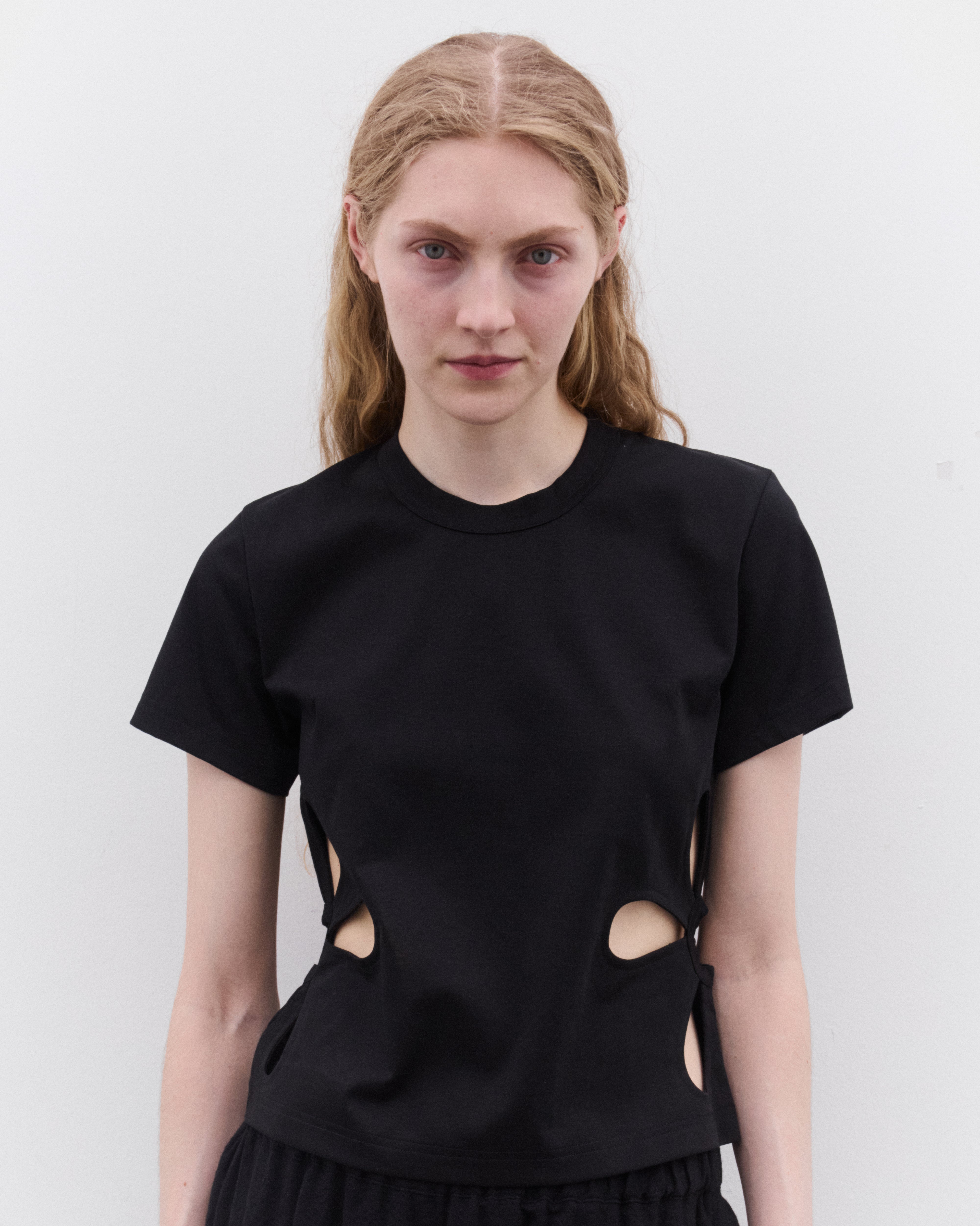 Noir Kei Ninomiya: Women's Flower Cut Out T-Shirt (Black) | DSML E