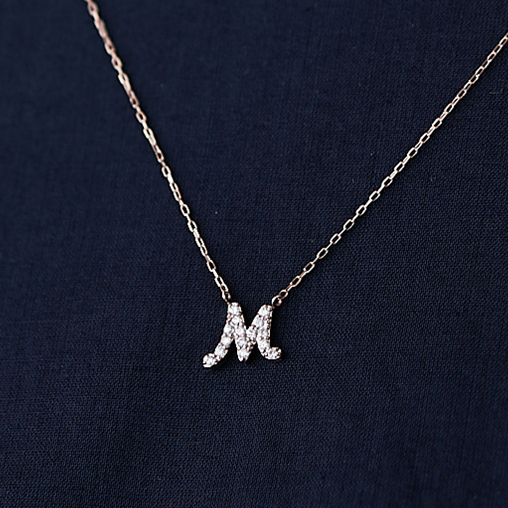 ピンクゴールドとダイヤモンドのイニシャルネックレス M: ファッション
