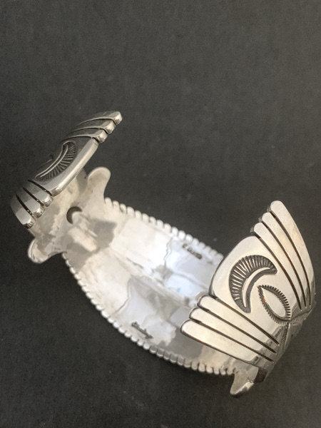 Navajo Thomas Curtis, Sr. = Vintage Stamped Bracelet サイズM