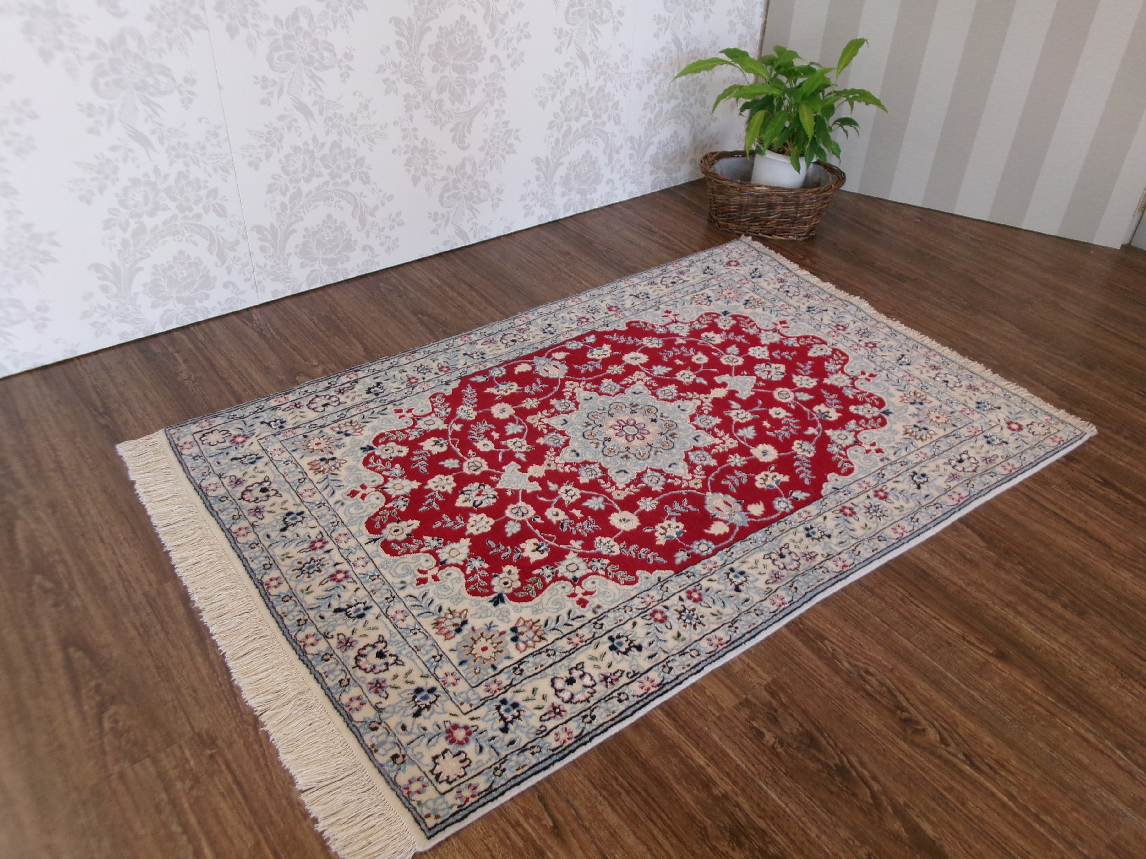 ペルシャ絨毯／タブリーズ 手織り ウール100％ペルシャ絨毯の本場